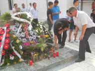 Dan Dumitru si Jani Oltianu, initiatorul memorialului, aprind lumanari la mormantul lui Florin Jelea...