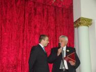 Directorul Colegiului National Unirea i-a inmanat lui Alin Moldoveanu placheta de Honoris Causa Unirist...