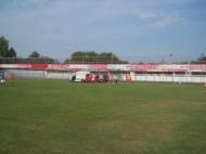 Ambulanta a intrat cu greu pe teren datorita masinilor prost parcate de la stadion...