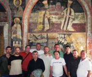 Pelerinii din Vrancea langa fresca de la trapeza de la Xenofont in care apar ctitorii manastirii, Matei si Elionora Basarab. Suntem mandri ca suntem romani!