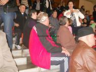 Ion Martis (cu spatele) bunicul lui Luca Martis in tribuna in galeria familiei...