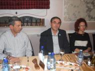 Dumitru Ducan, actualul presedinte al Clubului Rotary Varana Vrancea, flancat de Carmen Ion si Marius Ulmeteanu...