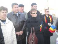 Primarul Alexandru Zar inconjurat de parinti si angajati ai primariei Golesti...