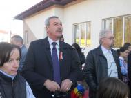 Viceprimarul Vasile Bostanaru cu tricolorul in piept...