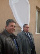 Primarul Alexandru Zar si directorul scolii Neagu Paul, inainte de dezvelirea placii comemorative...