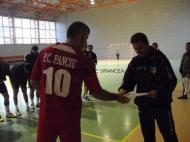 Organizatorul principal al turneului, profesorul Catalin Mihalcea inmaneaza diploma de golgheter al competitiei lui Paul Cioran de la Young Stars Panciu...