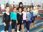 O parte din gimnastele de la CSS Gimnastica Focsani, alaturi de antrenoarea Nicoleta Raducan