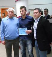 Voicu Catalin sportivul anului 2012 al LPS Focsani, impreuna cu antrenorul Alexandrescu(stg) si directorul Mihai Petrut...