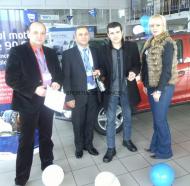 Echipa de vanzari Dacia de la Auto Sima Beyer si fericitul castigator Marian Ionut ...