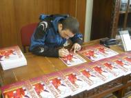 Alin Moldoveanu la treaba...a semnat editia de colectie a Revistei Noastre ...