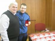 Alin Moldoveanu si medalia primita de la directorul Cornel Noana ...