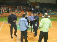 Arbitrii din PITESTI scosi cu jandarmii din Catedrala Sportului Vrancean ... rusinos arbitraj ...