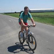 Profesorul Catalin Pirlea de la Scoala Stefan cel Mare din Focsani, un pasionat al bicicletelor va evada pe 8 iunie ... ii recomandam cu casca de protectie ...