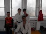 Sensei Danut Vulcan in genunchi in fata copiilor karateka de la Focul Viu