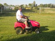 Trifan conduce pe tractorasul campionilor...