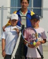 Iarca Constantin, profesorul din Gologanu, a inteles ca ora exacta in tenis in Vrancea se da la Focsani ...
