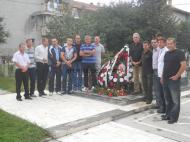 Prietenii lui Florin la mormantul lui ...