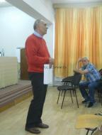 Profesorul Radu Georgescu foarte atent la cuvintele domnului inspector Ionel Ambrosie...