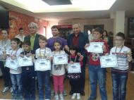 Andrei Arghirescu(in mijloc) impreuna cu cativa organizatori si castigatorii de la Gresu ...