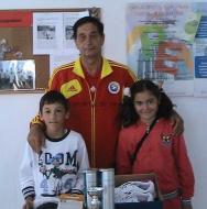 Profesorul Constantin Iarca impreuna cu campionii sai si premiile lor ...