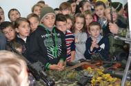 Fetele ca fetele, dar baietii cu mainele pregatite pentru rugaciune si cu coada ochiului la arme ... cu frunze si flori ... de Vrancea. La multi ani Armata Romana