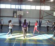 Exercitiul de pasare a mingii de handbal cu mentinerea balonului in aer a fost bine executat ...