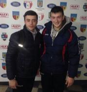 Danut Ticau, capitanul echipei de handbal juniori a LPS Focsani si colegul Mocanu Valentin, fericiti dupa victoria de la Buzau ...