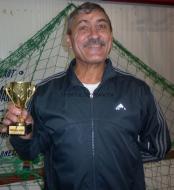 Fostul portar de fotbal Max Paraschiv este acum indragostit de tenis de camp ... Sarbatori fericite de la Max ...