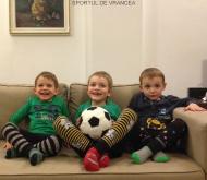 Gemenii Dinca, Fabian(stg.) si Felix(dr.) au implinit pe 24 ianuarie 2014 3 anisori si jumatate. L amulti ani lor si fratioruluiu mai mare din mijloc, Octavian ...