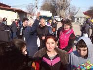 Inspectorul Ionel Ambrosie inconjurat de profesori si de elevi ...