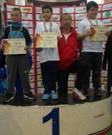 Albu Alexandru campion national la aruncarea greutatii de 1 kg alaturi de un picior pe podium al antrenorului Sergiu Craciun...