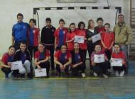 Handbalul a devenit pentru fete un hobby la Marasesti, cum este fotbalul pentru baieti ...