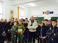 Domnul inspector Ionel Ambrosie alaturi de campionii de la Pufesti ...