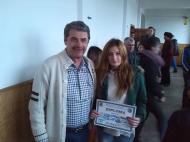 Profesorul Mario Dragan i-a inmanat premiul campioanei judetene, unirista Bianca Banciu ...Bafta de la SDV la finala pe tara Bianca ...