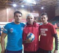Fratii Rotaru din Adjud, Ionut si Silviu, s-au intalnit la Focsani cu invatatorul lor, Emil Dumitru ...