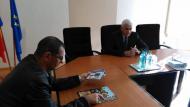 Profesorul Adrian Atarcicov, initiatorul proiectului in cabinetul nr. 1 al Primariei Focsani alaturi de primarul Decebal Bacinschi ...