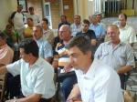 O sedinta pe un hol de intrare ca acum 20 de ani...