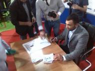 ILIAS ILIADIS A DAT AUTOGRAFE LA FOCSANI PENTRU TOATA LUMEA...MULTUMIM FRUMOS ILIAS ...