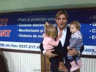 Daca urmarim atent miscarea Arianei, observam clar priza pe camasa, mostenire de la taticu, ... 