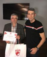 FAN CLUB DINAMO CAINII ROSII VRANCEA A ACORDAT PREMIUL IANCU ULMETEANU. Premierea dnului Floria Ovidiu a fost facuta de fiul regretatului Iancu Ulmeteanu, Marius Ulmeteanu.