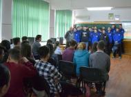 Handbalistii au timp sa mearga prin licee sa prezinte lectia handbalului. O vrem demonstrata pe teren. Daca au prea mult timp liber, ar fi bine sa se antreneze sa bata si ei pe cineva ...