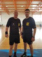 MARIAN DRAGHICI SI IONUT DRAGUT FAC CINSTE SCOLII DE HANDBAL VRANCENE SI URCA TREAPTA CU TREAPTA IN IERARHIA ARBITRAJULUI ROMANESC DE HANDBAL ! SDV VA UREAZA SA URCATI CAT MAI SUS ! BAFTA BAIETI !