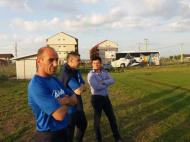 Viorel Cioara(organizator competitii), Robert Balaet (director sportiv) de la Pandurii si gazda Nicolas Maricel, intr-o discutie despre fotbal la stadionul din Odobesti ...