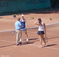 Nicoleta si Alexandra la fileu cu arbitrul de scaun ...