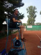 Andrievici Madalin intr-o tinuta eleganta de arbitru de scaun ...