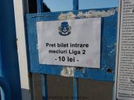 Pe poarta stadionului din Braila este afisat pretul unui bilet la meci ... 10 lei si stai unde vrei ...