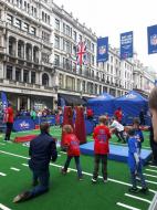 Regent Street o vitrina si spatiu de antrenament a fotbalului american la Londra ...