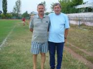 Antrenorul Borza duce mai departe fotbalul la Adjud. Langa el, in partea dreapta, delegatul echipei Nelu Ghimpu. Cei doi trebuie ajutati mai mult, stiut fiind faptul ca primarul Armencea este totusi un fost fotbalist! Dar asta cat mai urgent!