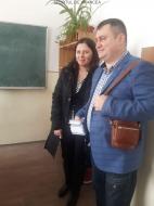 Constantin Sufaru, conferentiar universitar doctor alaturi de o colega, a venit special cu pliante pentru prezentarea ofertei universitatii bacauane ...