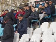 Nicuta Oprea la discutii fotbalistice cu Max Paraschiv, fostul mare portar al Focsaniului ...